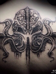背部school章鱼黑灰纹身图案