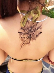 美女背部性感莲花黑灰纹身图案