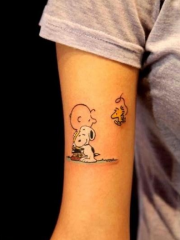 手臂非常可爱的史努比卡通纹身图案