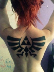 女生背部帅气的图腾纹身图案