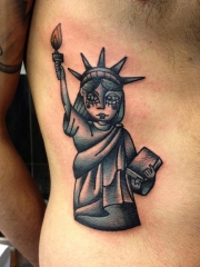 侧腰自由女神像卡通纹身图案