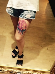 腿部泼墨风花卉纹身图案