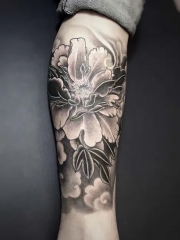 腿部牡丹花黑灰纹身图案