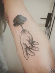 大臂手树纹身图案