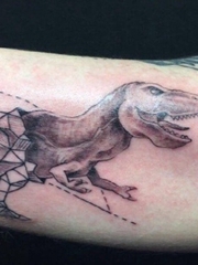 大臂膀上的半写实半几何图形风格恐龙纹身图片