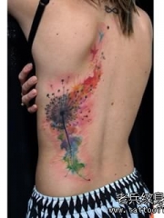 女生背部泼墨蒲公英纹身图案