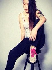 女摄影师打造的大臂花卉纹身图案