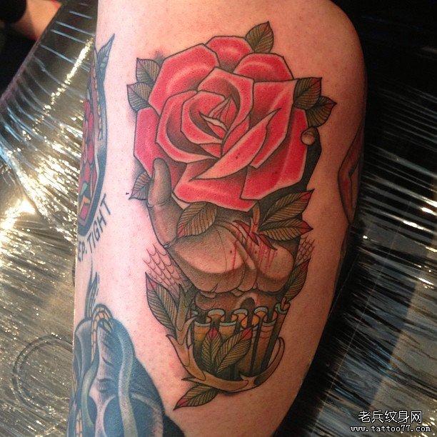 大腿手玫瑰纹身图案