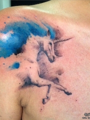 肩部独角兽泼墨纹身图案