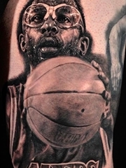 男性黑白灰风格点刺纹身图案