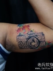 大臂相机泼墨彩色纹身图案