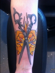 小臂剪刀玫瑰花纹身图案