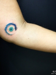 大臂小清新泼墨眼球纹身图案
