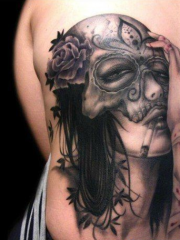 背部面具抽烟女郎纹身图案