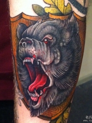 小臂欧美熊盾牌纹身图案