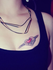 胸部创意个性心形彩色纹身图案