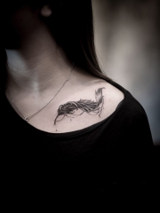 锁骨处好看的羽毛纹身图案