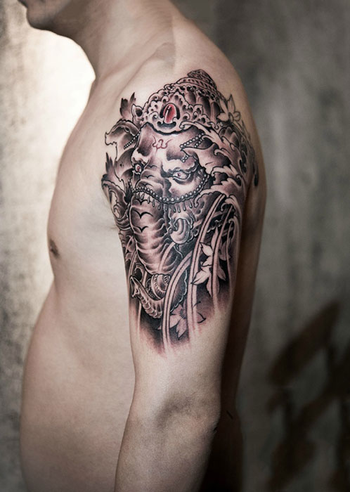 手臂目光如炬的象神纹身图案