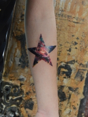 手臂五角星星空水彩纹身图案