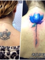 背部遮盖蓝色莲花纹身图案