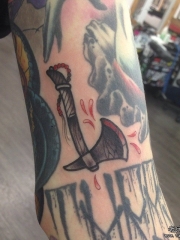 大臂欧美斧头纹身图案