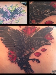 背部乌鸦花朵遮盖纹身图案