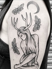 美女手臂上黑色女孩麋鹿角纹身素描技巧点刺纹身图片