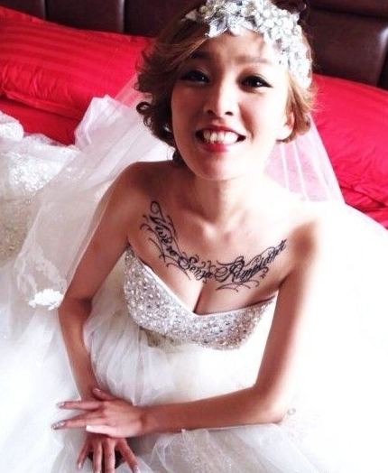美丽新娘胸部唯美花体英文字母纹身图案