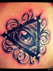 胸部上帝之眼个性纹身图案