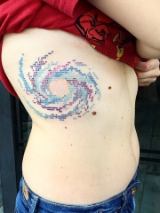 漂亮的十字绣侧肋纹身图案