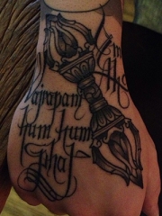 手背降魔杵字母纹身图案