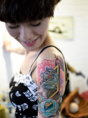 大臂天马行空的彩绘纹身图案