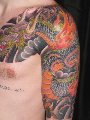 半甲龙彩绘男人纹身图案