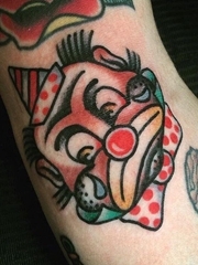 小腿上的传统风格小丑纹身图片
