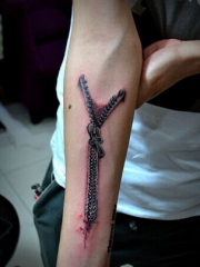 手臂个性十足的3d拉链纹身图案