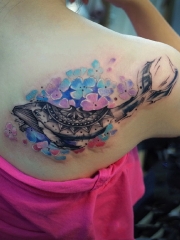 后背唯美鲜花与鲸鱼纹身图案