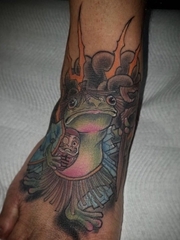 脚背上彩色纹身动物青蛙和达摩不倒翁纹身卡通纹身小图片