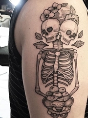 个性的黑白点刺纹身图案