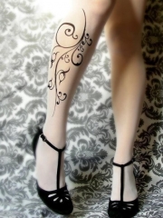 女人腿部简约黑白藤蔓纹身图案