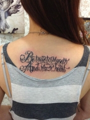 小清新花体英文背部纹身图案