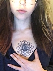 女子正胸口上的几何线条图形弯月亮纹身