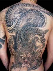 满背霸气黑色龙纹身图案