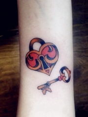 女生小臂心形锁钥匙纹身图案