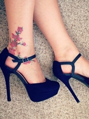 女生脚踝上简约纹身图案