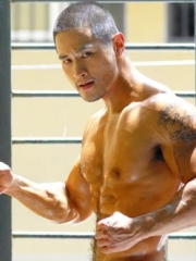 电影剧照刘承俊大臂图腾纹身图案