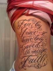 腰侧好看的英文字母纹身图案