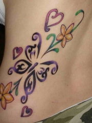 女性腰部漂亮的蝴蝶心形花朵纹身图案