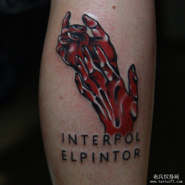 小腿红色手字母纹身图案
