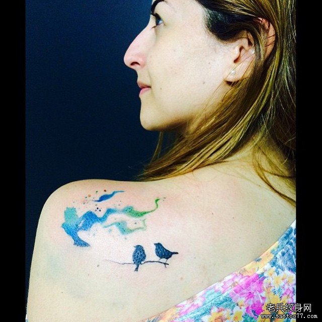 肩部泼墨小鸟小清新纹身图案
