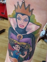 腿部彩色纹身动漫人物的纹身图片